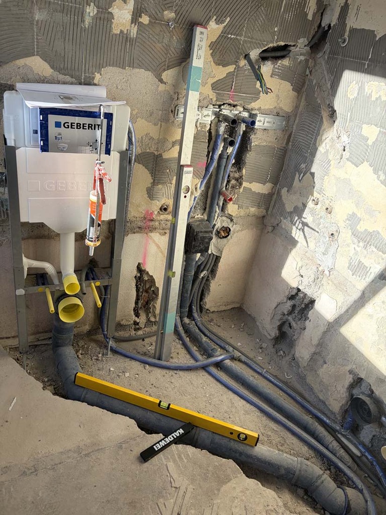 Entkerntes Bad vorbereitet für die Neuinstallation