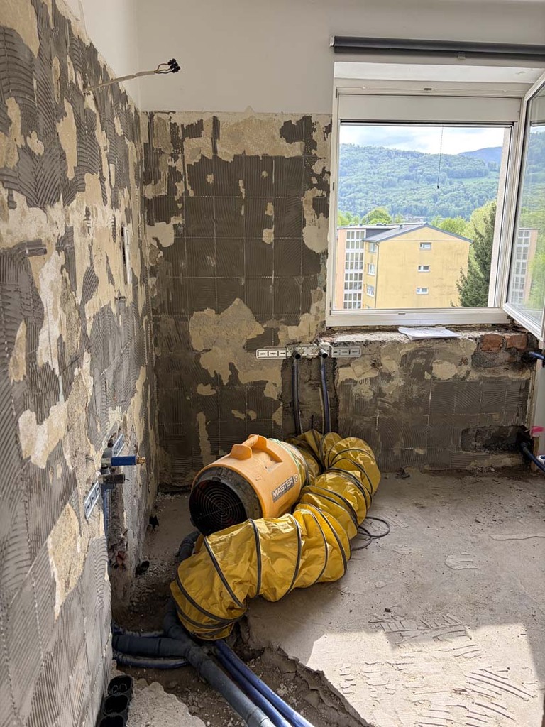 Entkerntes BAd vor der Neugestaltung durch Salzburger Bad & Wohnraum GMBH